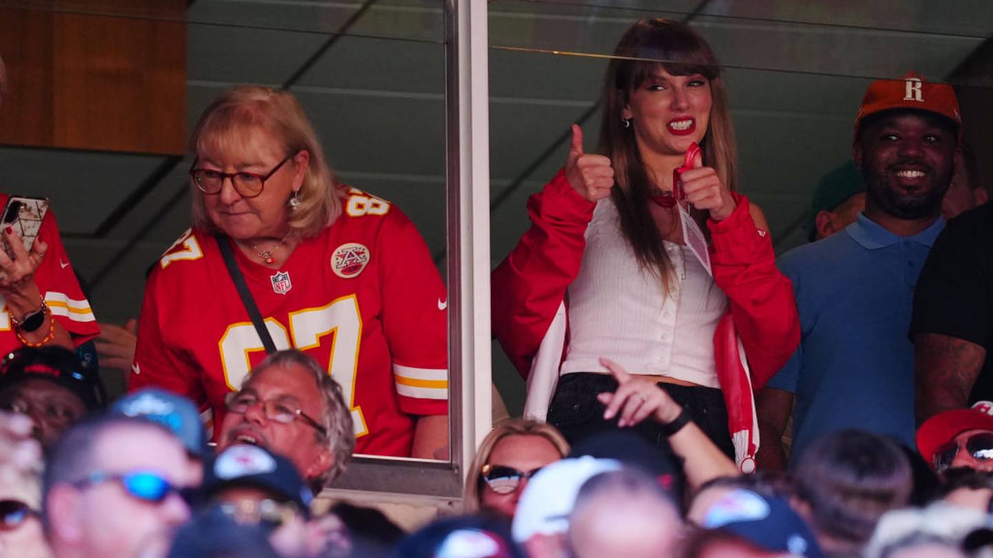 Travis Kelce Jersey Sales Spike 400% Following Taylor Swift Connection –  Rolling Stone