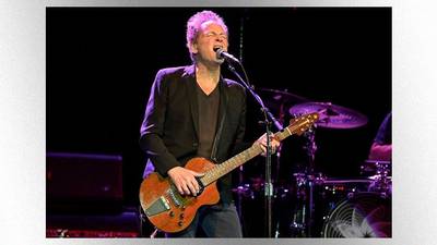 Lindsey Buckingham postpones his first European solo tour as he recovers from COVID-19