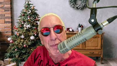 VIDEO: Dee Snider reads "The Night Before Christmas"