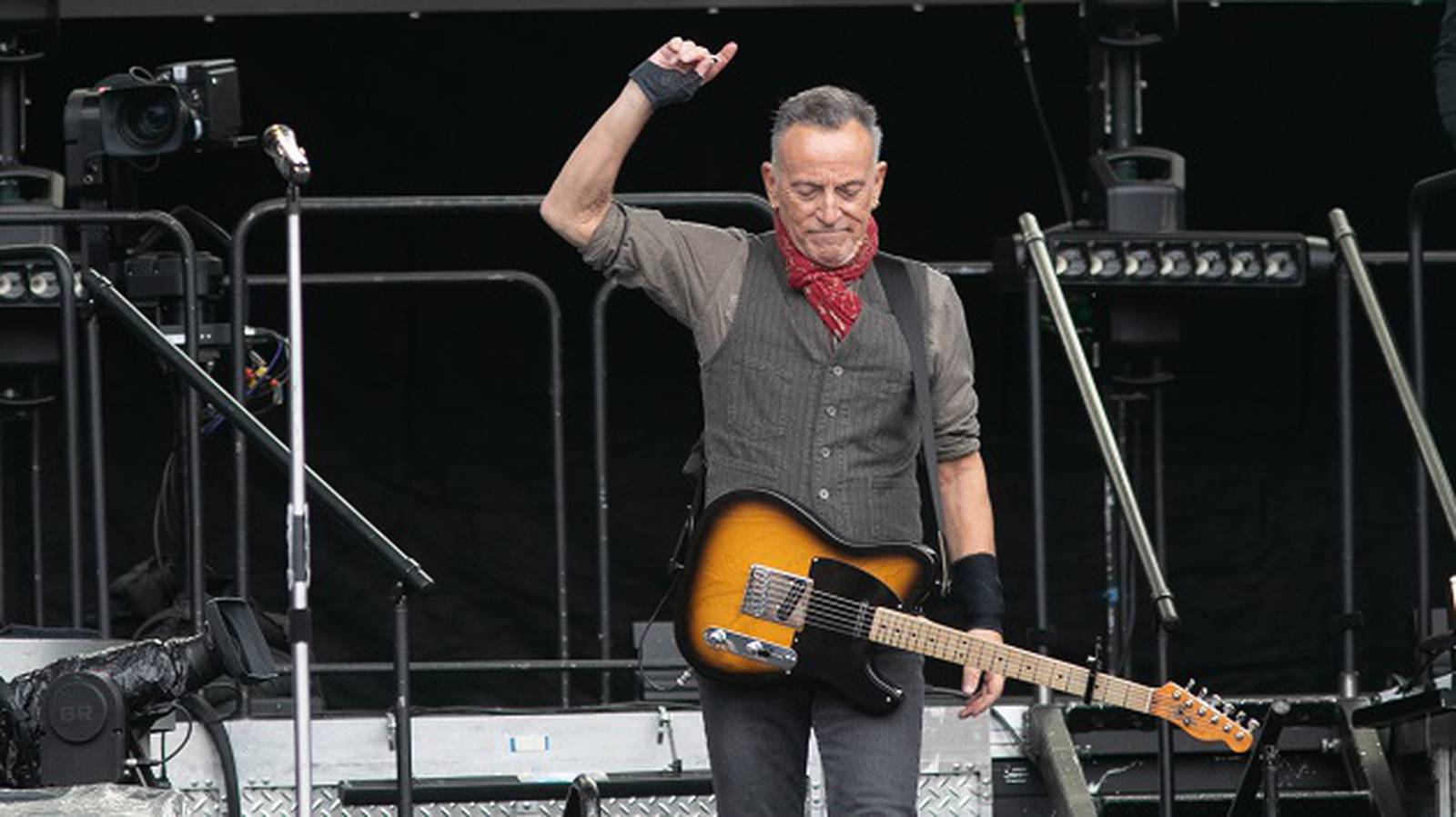 Bruce Springsteen postpones tour dates due to vocal issues 107.3 The
