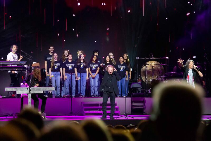 Pictured: Members of the St. Petersburg Collegiate High School Student Choir sing I Want To Know What Love Is with Foreigner and original lead singer Lou Gramm.